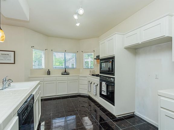 5th image of 2124 E Palisade Dr