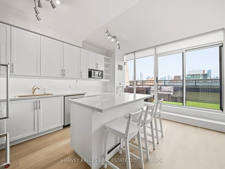 308 Palmerston Ave #Penthouse 14 — Photo 12
