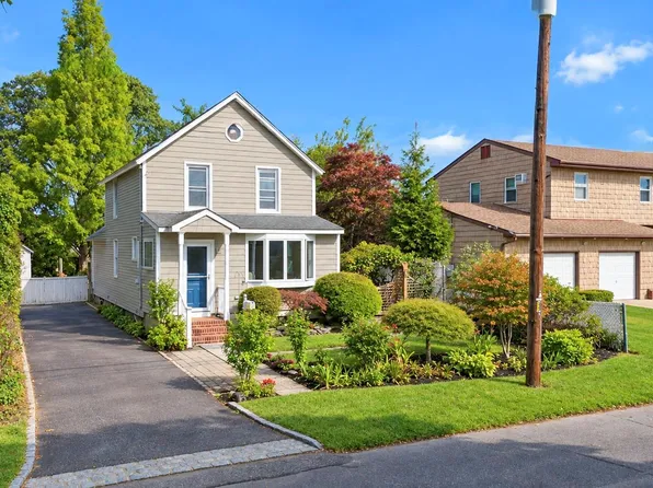 16 Grove Street, Lindenhurst, NY 11757