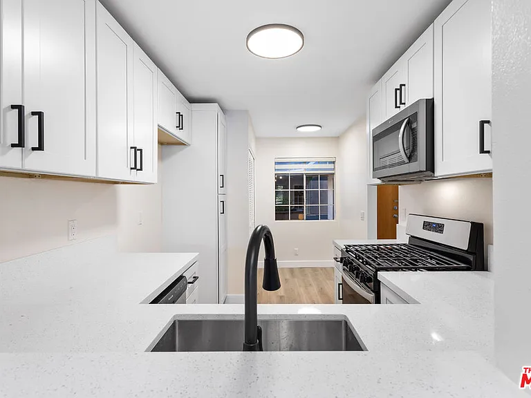 535 W 4th St #110 — Photo 61