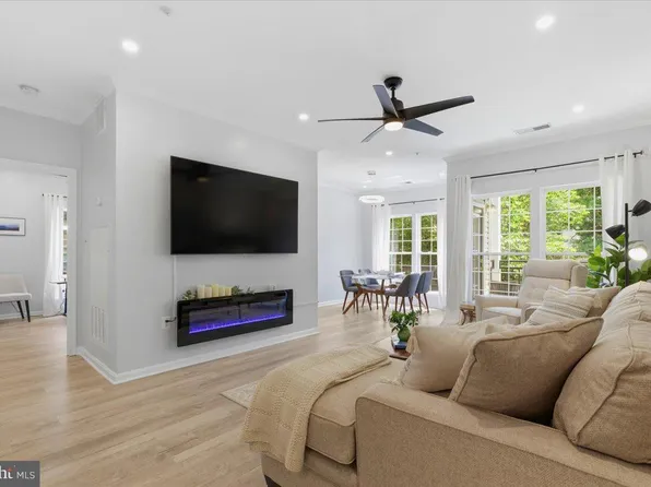 4127 Fountainside Ln Unit 201, Fairfax, VA 22030