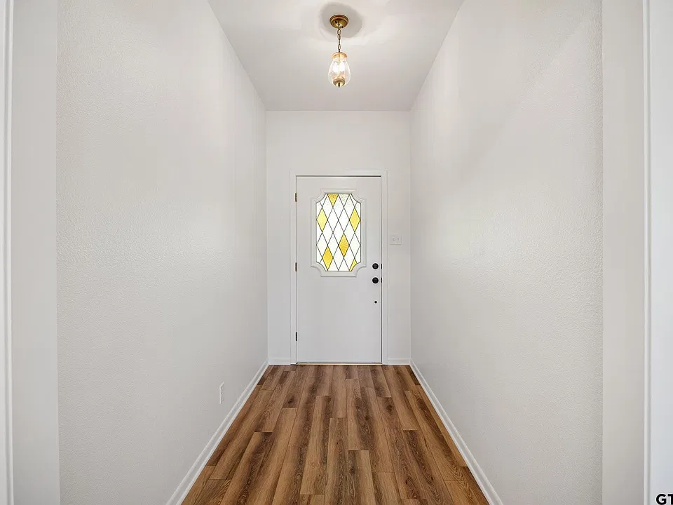 1302 Larkspur Ln