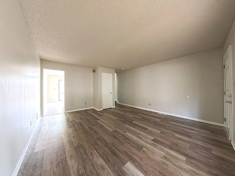 611 Hickory Hill Ln — Photo 3