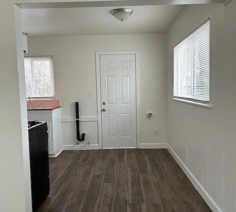 3rd image of 207 E East St
