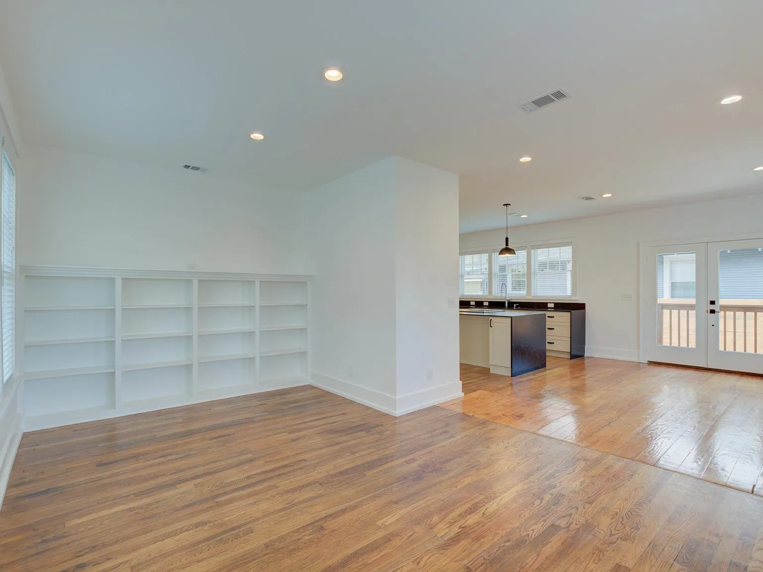 2703 Willow St — Photo 2