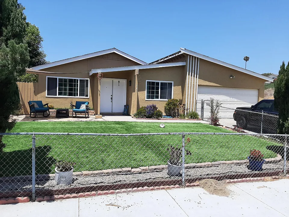 645 Adobe Cir