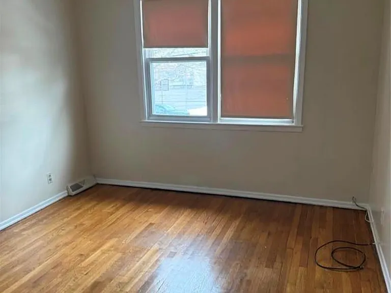 918 E 81st St — Photo 3
