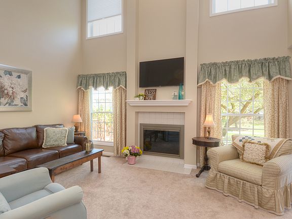 5th image of 255 Benton Ln