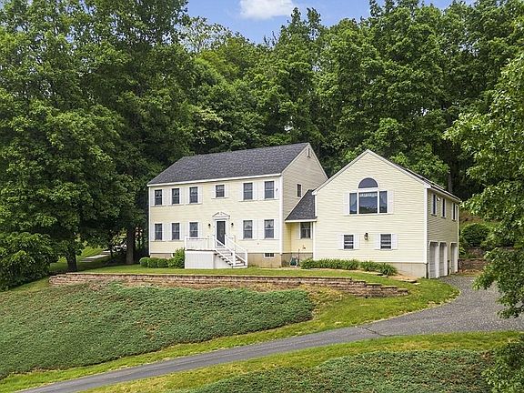 2nd image of 8 Elaine Marie Dr