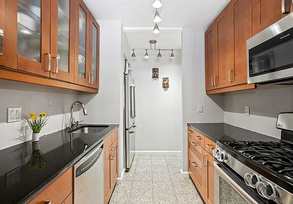4th image of 201 W 72nd St APT 7E