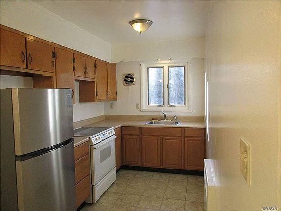4th image of 414 Main St
