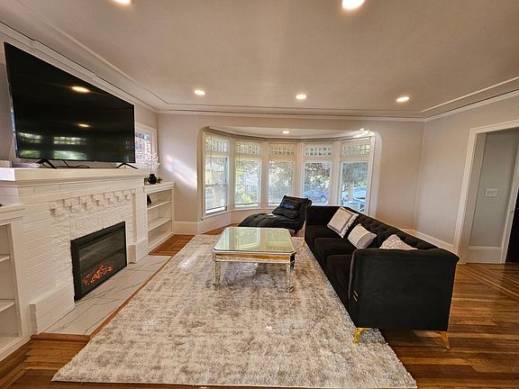 3rd image of 501 E 20th St #U2
