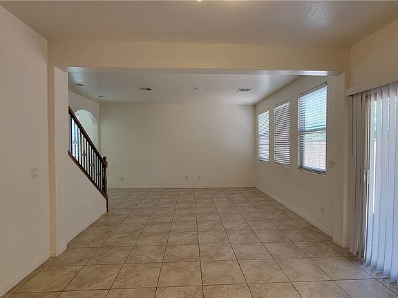 3rd image of 386 Botanic Gardens Dr