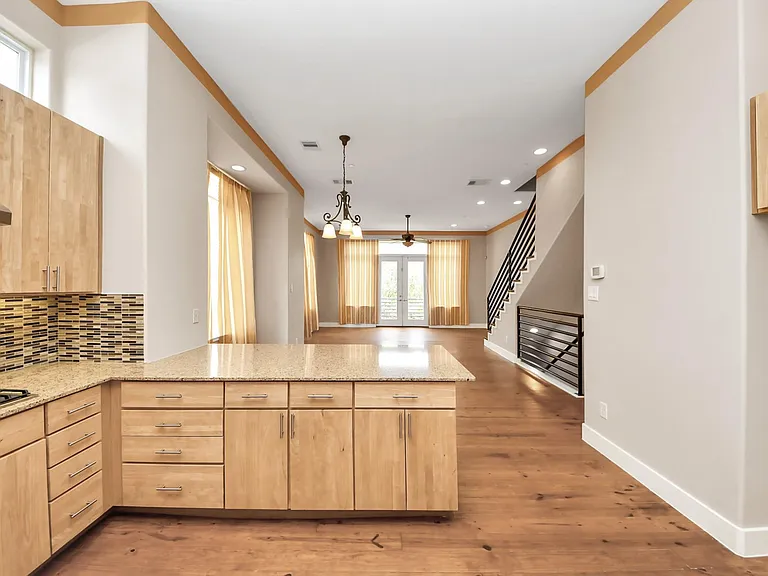 1807 W Webster St — Photo 10