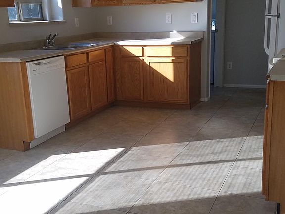 3rd image of 15967 W Moreland St