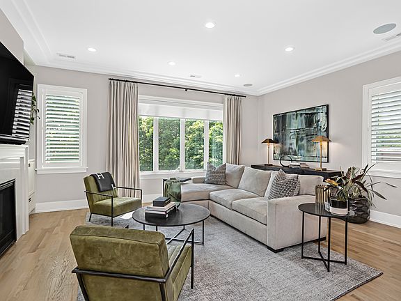 3rd image of 2704 N Bosworth Ave #3S