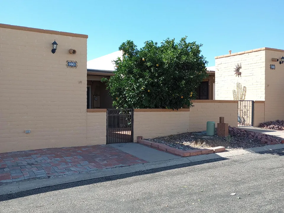 1441 W De Nada