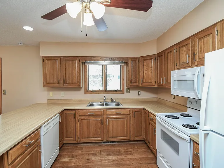 2213 S Wellington Ave — Photo 4