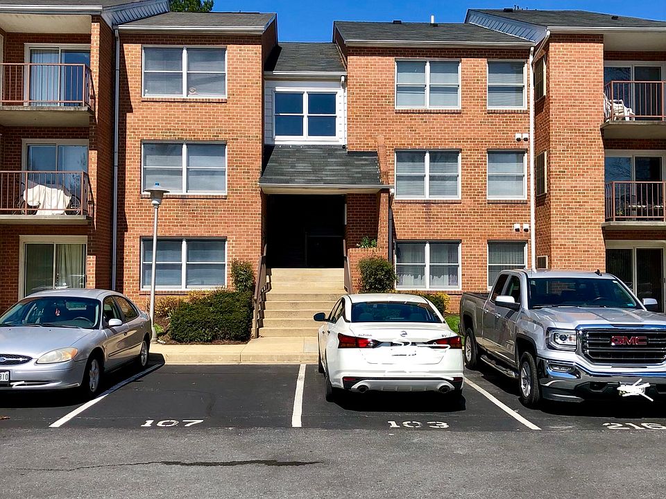 BEAUTIFULLY MAINTAINED CONDO