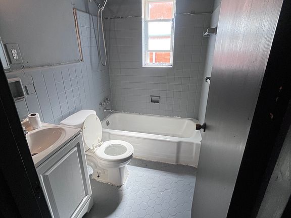 3rd image of 1015 Winfield Ave APT 1