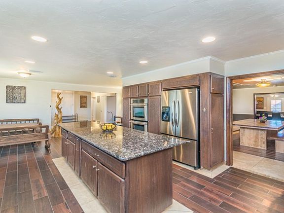 Kitchen w Breakfast area