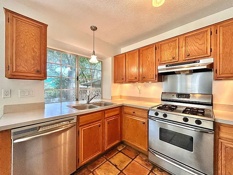 806 Minturn Ln — Photo 9