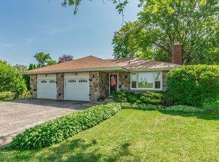 7 N Cedar Lake Rd, Round Lake, IL 60073