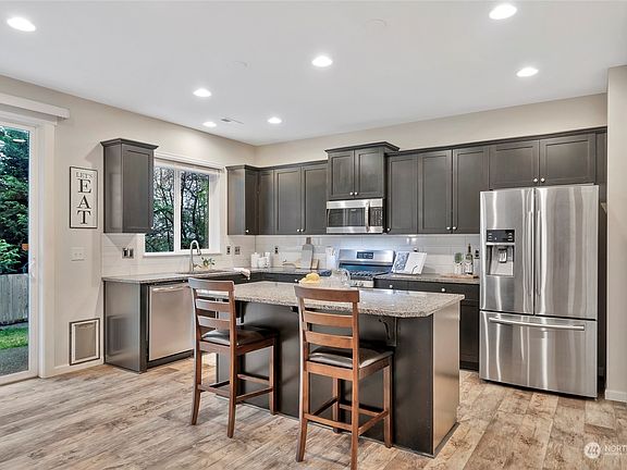 5th image of 1022 32nd Street NW
