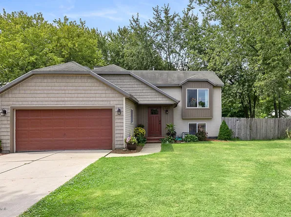 2107 Engleside Ave SE, Kentwood, MI 49546