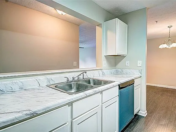 New countertops & cabinets in the kitchen