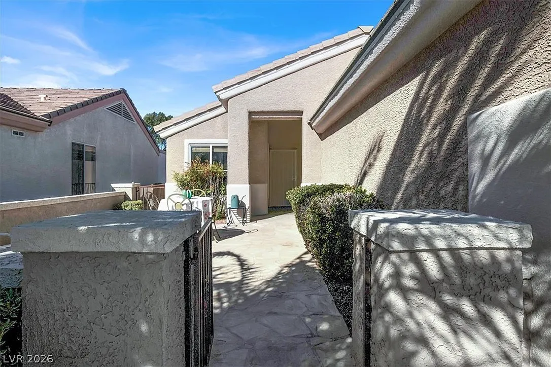 2 bed, 2.0 bath, 1214 sqft, $2,175 — Photo 2