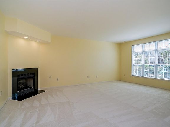 3rd image of 3227 Primrose Ln