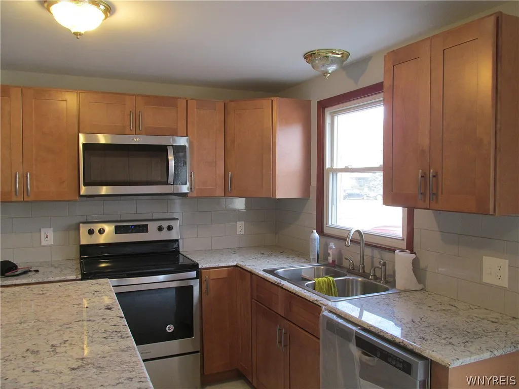 3 bed, 1.0 bath, 996 sqft, $1,500 — Photo 2