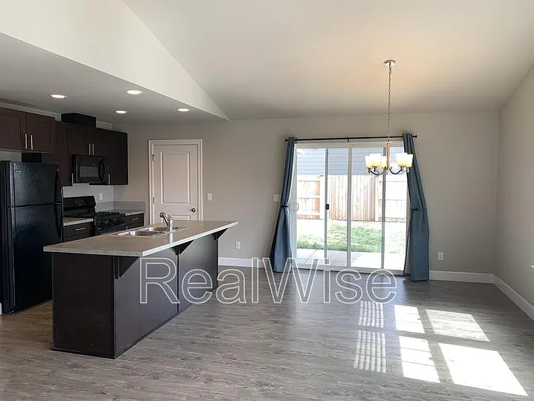 474 NE Oak Ave — Photo 4