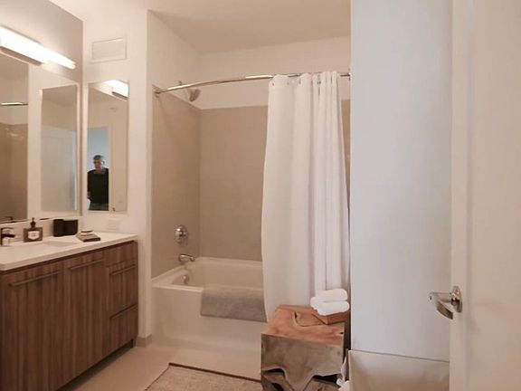 2nd image of 341 W Kinzie St #404
