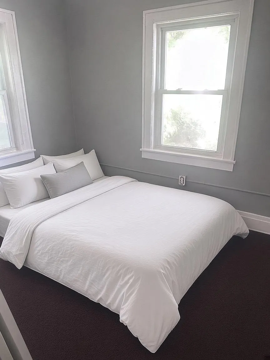3 bed, 1.0 bath, 1156 sqft, $910 — Photo 1