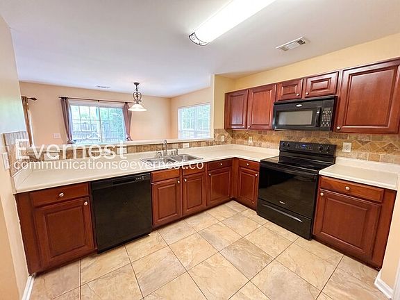 5th image of 2395 Mayfair Dr