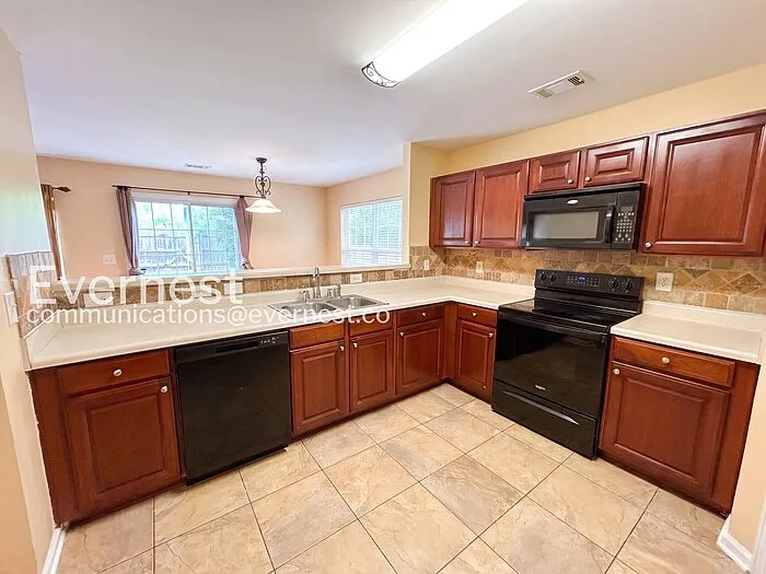 2395 Mayfair Dr — Photo 5