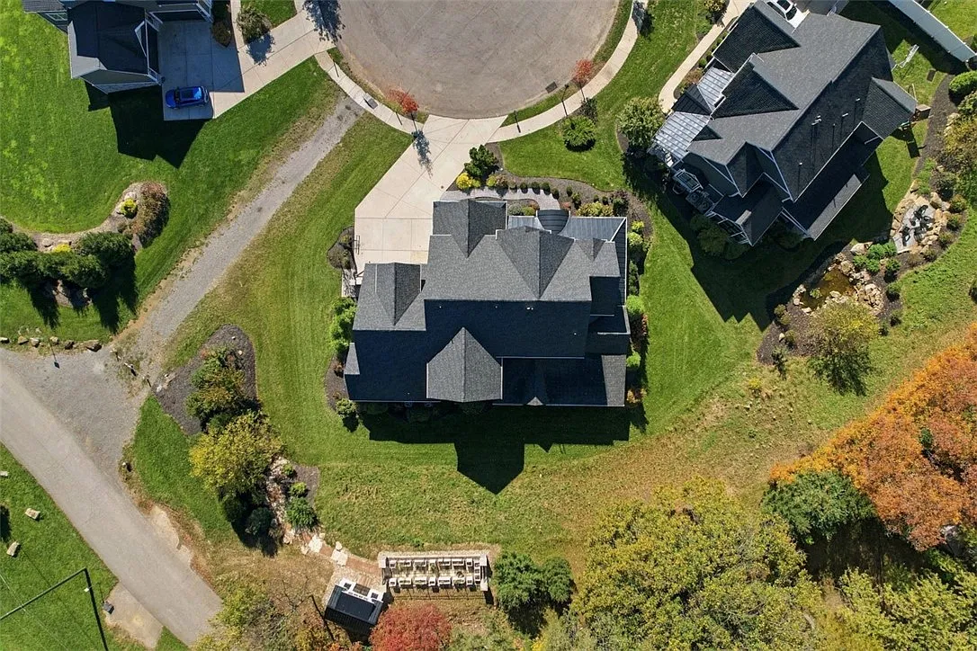 6 bed, 5.5 bath, 7232 sqft, $18,500 — Photo 2