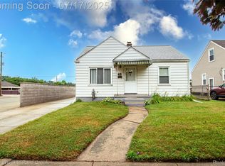43 Charlevoix St, Clawson, MI 48017
