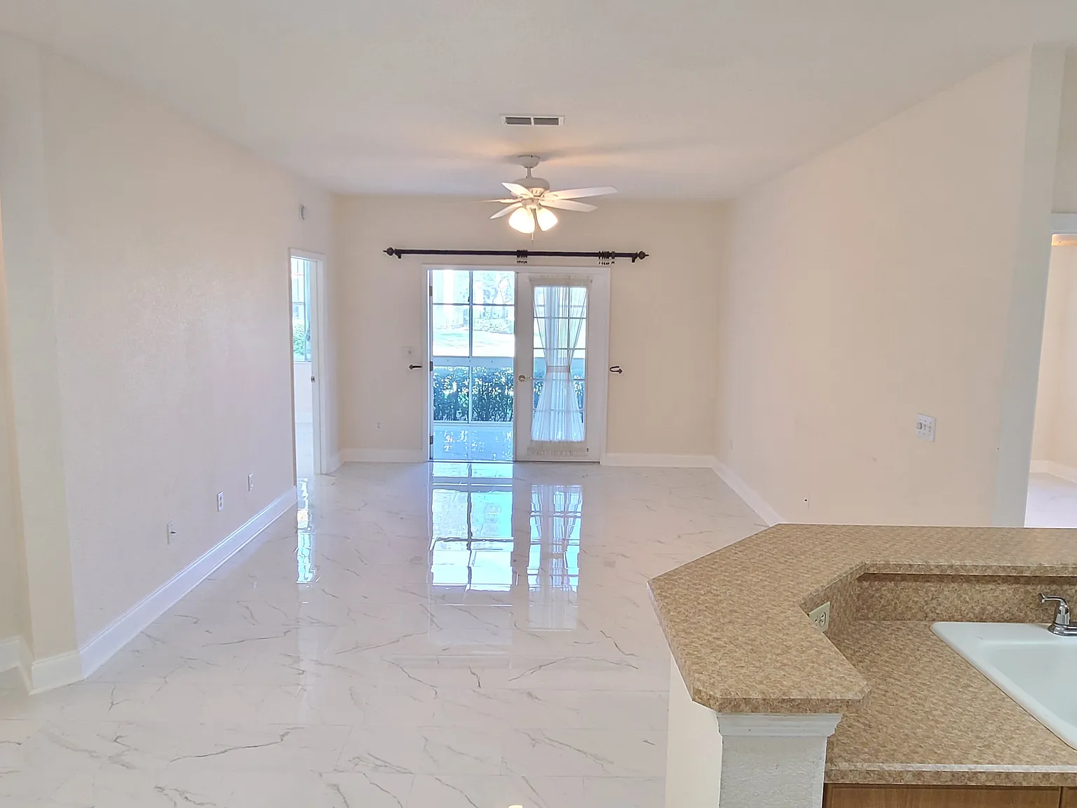 3 bed, 1350 sqft, $2,200 — Photo 4