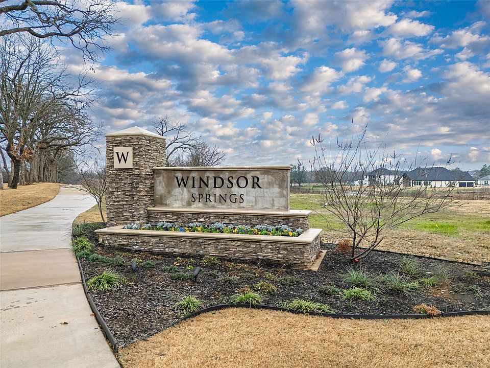 1st image of 1021 Willow Dr