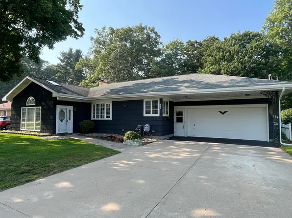 880 W Hile Rd, Norton Shores, MI 49441