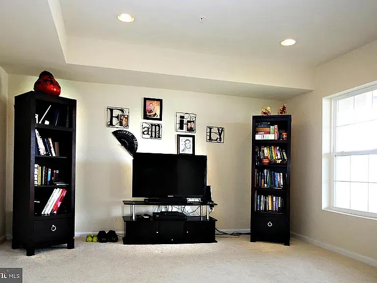 3 bed, 1840 sqft, $2,700 — Photo 4