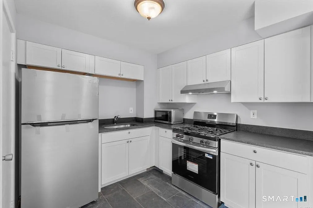 2 bed, 1.5 bath, 1008 sqft, $2,300 — Photo 2