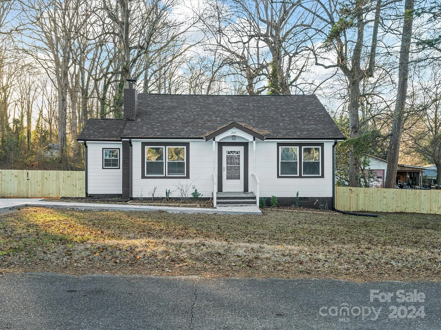 205 E Catawba Dr photo 1