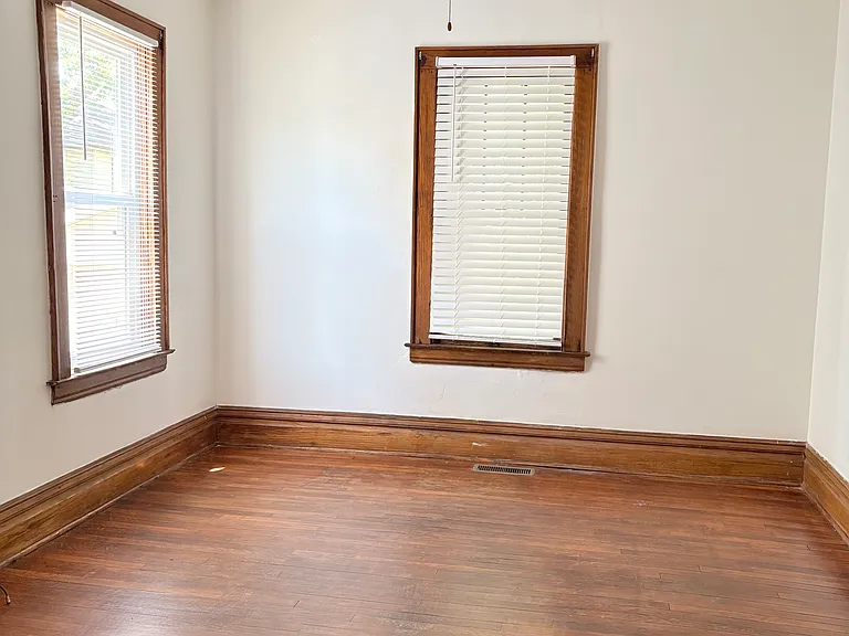 2405 Vaughan Ave — Photo 7