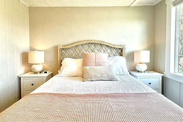 Upstairs bedroom queen bed
