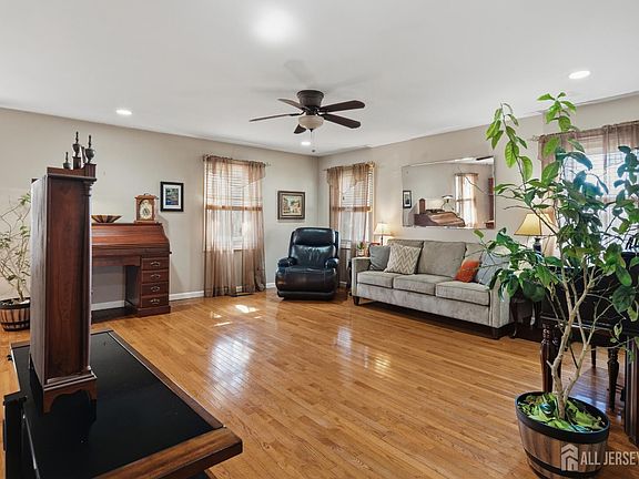 5th image of 27 Summerall Rd