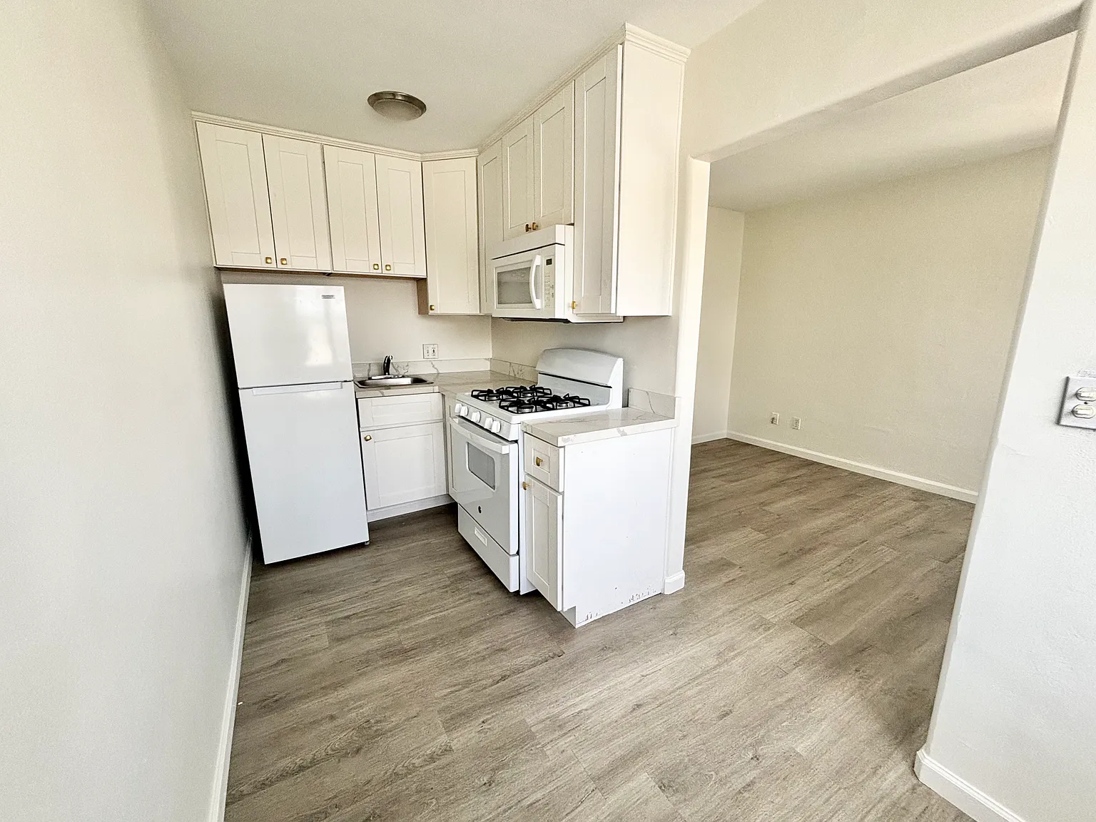 1 bed, 400 sqft, $1,995 — Photo 4